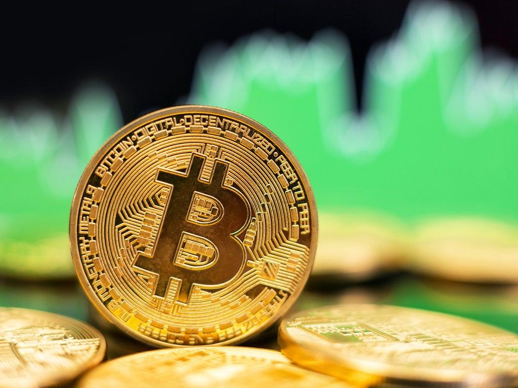 Read more about the article Bitcoin Rally As Altcoins Turn Green, Pushes Market Above $1 Trillion Threshold