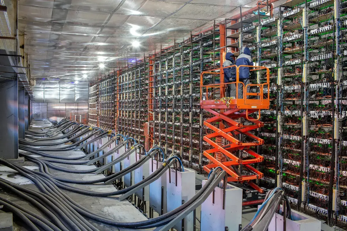 Read more about the article Bitcoin Miners Face Challenge As Hash Price Slumps to Fresh Lows