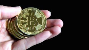 Read more about the article Analyst Warns Of The Elimination Of The Middle Class; Can Bitcoin Help?