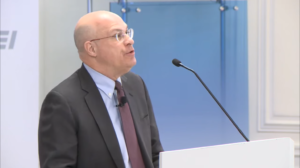 Read more about the article Former CFTC Chairman Calls SEC Charges on Coinbase ‘Boring’