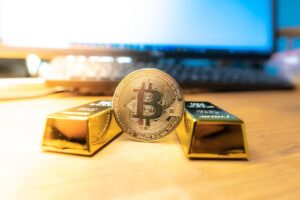 Read more about the article Bitcoin’s correlation with gold sinks to two-year low, a warning for investors