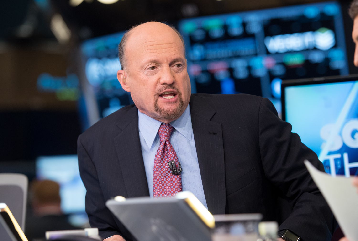 Read more about the article Jim Cramer Bullish On Binance And BNB, Trouble For CEO CZ?