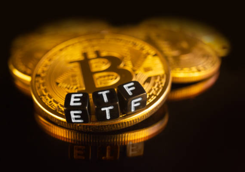 Read more about the article Bitcoin Ascent Hinges On Pending ETF Approval, Analyst Says