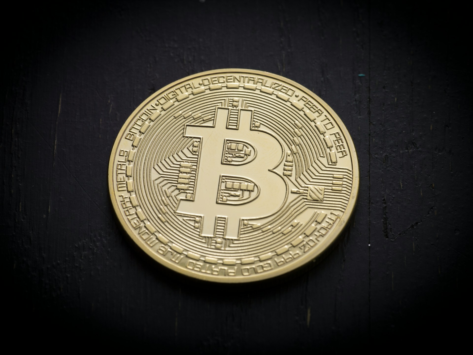 Read more about the article Financial Guru Says Bitcoin Is Your Shield In Banking Crisis