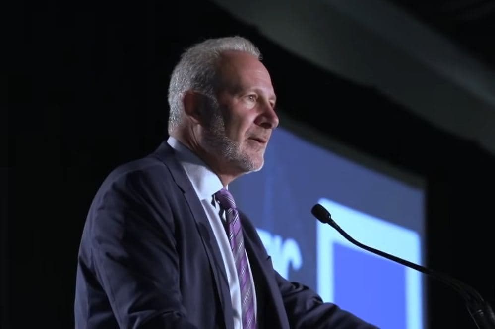 Read more about the article Peter Schiff Red Flags Bitcoin ETF Vulnerability to Market Crashes