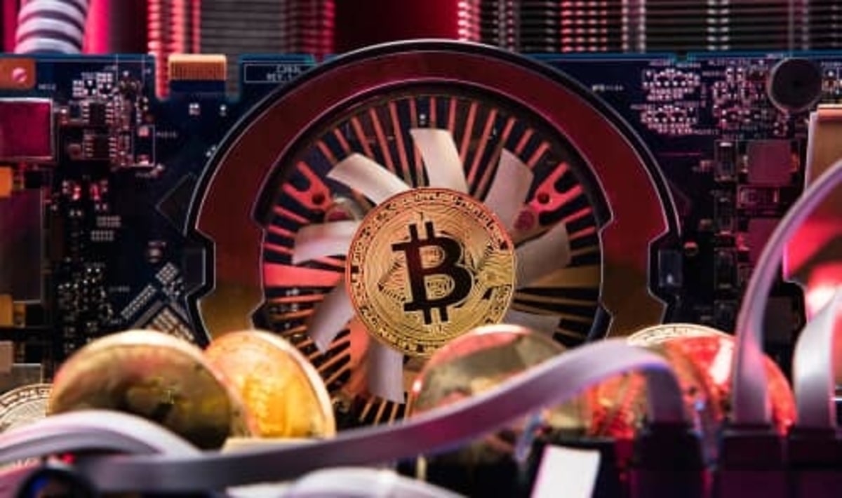 Read more about the article Bitcoin Miners, Whales To Sell BTC In Billions Post Halving: Report